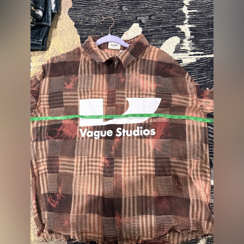 Vague Studios Surge Zip Flannel, plaid, zipper closure, and frayed edges. - Picture 4 of 5